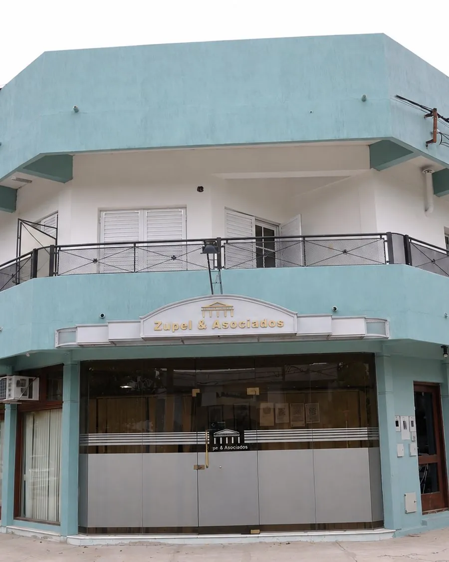 Fachada del estudio Zupel & Asociados, esquina Olessio y Mitre, Reconquista